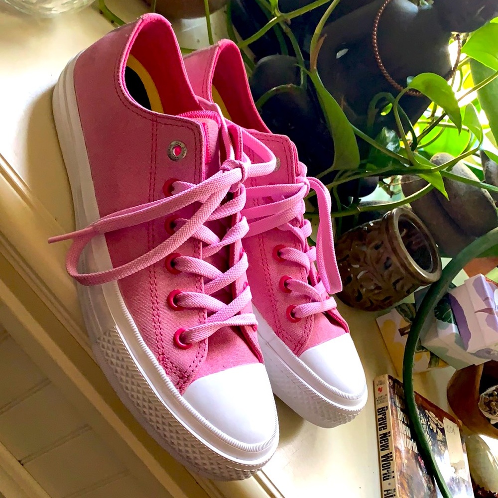 Converse shoes pink